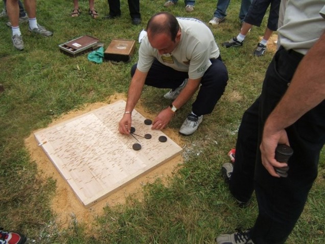 Le jeu du palet sur planche de bois